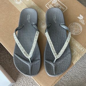 Capelli flip flops